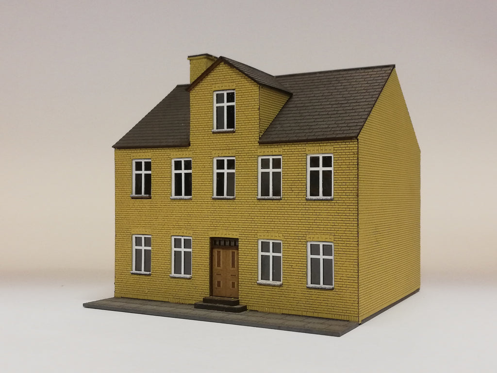 HT 87228 Byhus 2 etager med kvist, gule sten